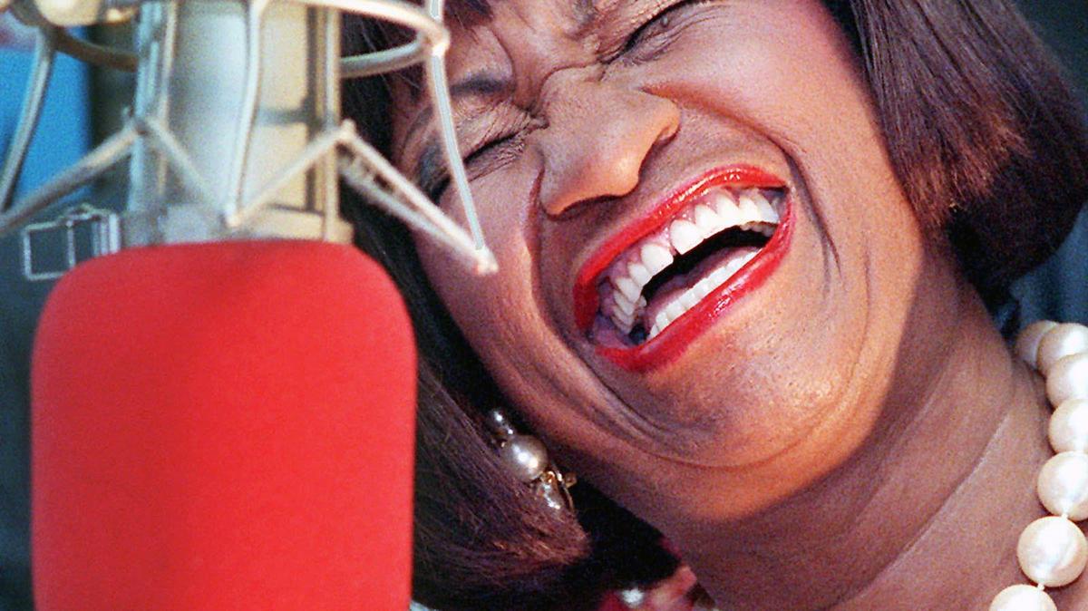 CELIA CRUZ, la ganadora de cuatro Grammys, será honrada con una moneda. Esta foto de 1997 fue tomada durante una visita a una estación de radio de Miami. Cruz murió en 2003.