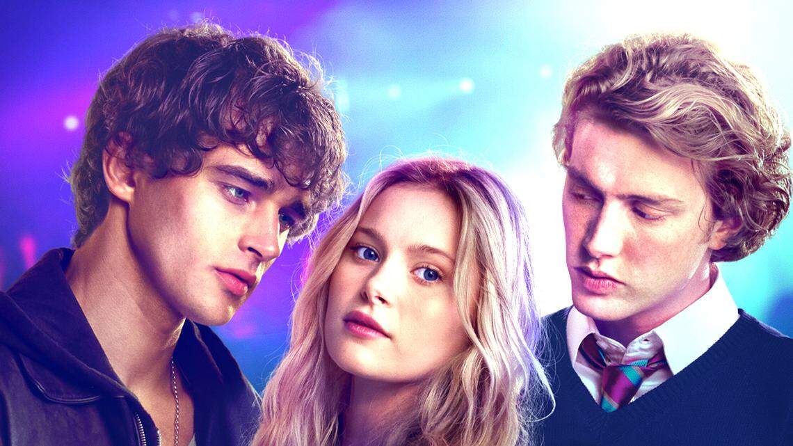 ‘Love Me Love Me’… triángulo amoratado de besos, caricias y trompadas