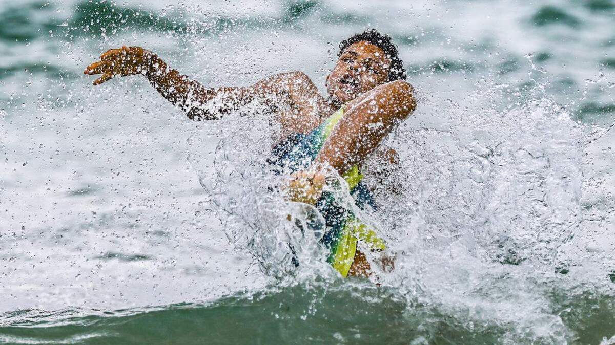 Diego Castro, de 11 años, de vacaciones desde España, salta sobre una ola que rompe en la orilla el martes 7 de abril de 2026, cerca de South Pointe Park en Miami Beach, Florida. adiaz@miamiherald.com