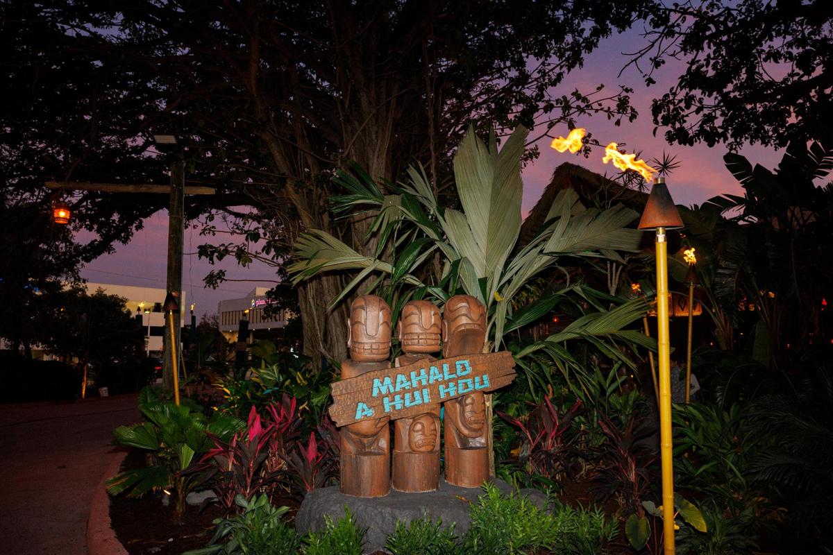 El exterior contó con antorchas tiki durante la noche de reapertura de Mai-Kai.