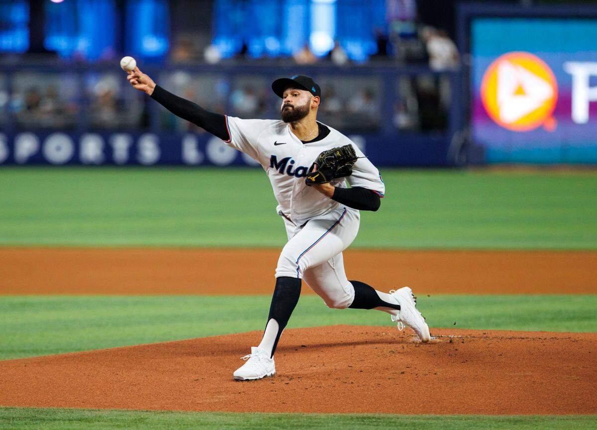 Pablo López tampoco tuvo su mejor material el jueves y los Rangers lo aprovecharon. El derecho venezolano lanzó cinco entradas, permitió cinco carreras y cinco imparables, dio tres boletos y ponchó a seis.