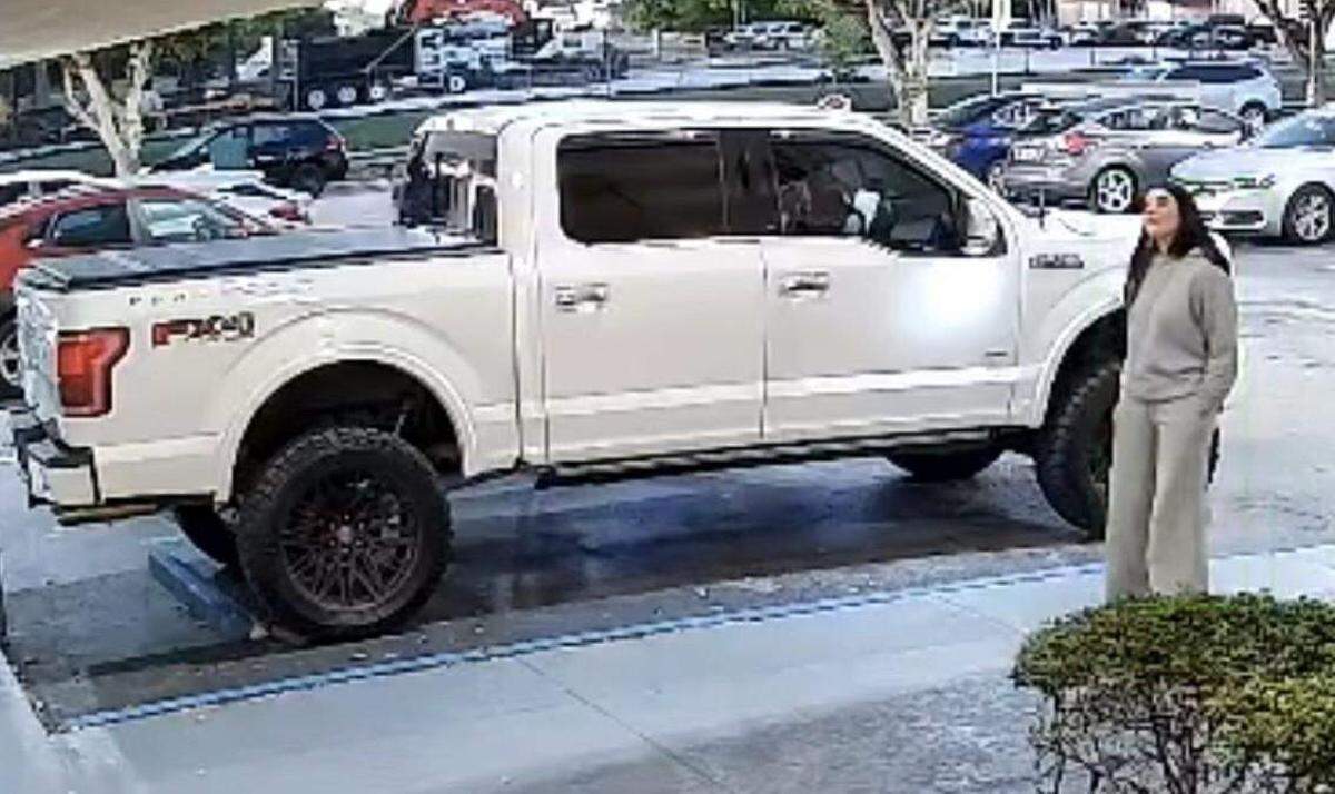 Una mujer aparece de pie frente a una camioneta Ford F-150 blanca el miércoles por la mañana, 31 de diciembre de 2025. La policía de Hialeah cree que la mujer pudo haber sido secuestrada.