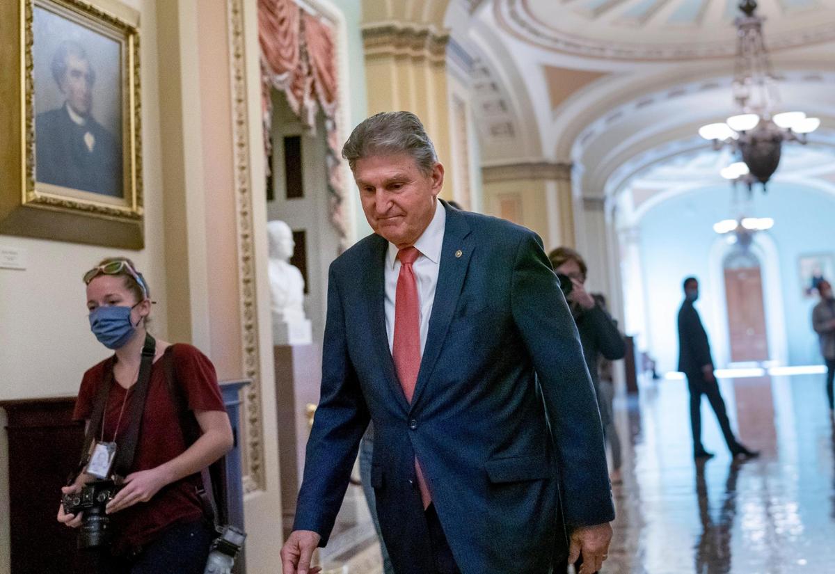 El senador Joe Manchin se dirige a un almuerzo político en el Capitolio, en Washington, el 17 de diciembre. Manchin dijo el domingo que no puede apoyar el paquete Build Back Better, lo que tiene detenido la aprobación del plan social que es piedra de toque de los demócratas.