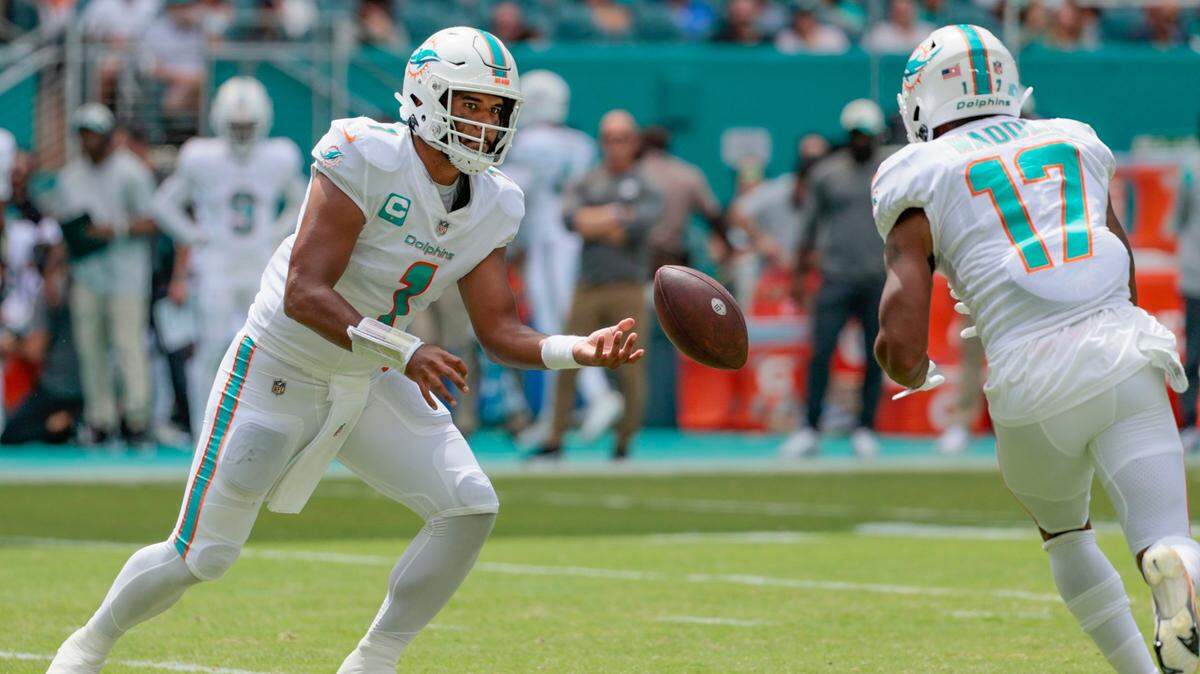 El quarterback de los Dolphins Tua Tagovailoa le pasa el ovoide al wide receiver Jaylen Waddle en el segundo cuarto del partido ante los Buffalo Bills, celebrado el 25 de septiembre de 2022 en el Hard Rock Stadium en Miami Gardens, Florida.