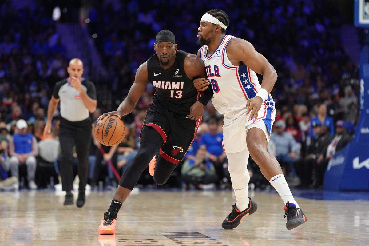 El jugador del Heat de Miami Bam Adebayo conduce la pelota ante la marca de Guerschon Yabusele, de los 76ers, en el partido celebrado el 29 de marzo de 2025 en el Wells Fargo Center de Filadelfia.