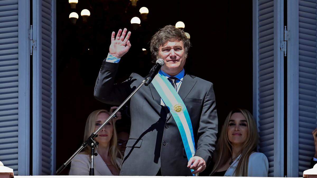 El ultraliberal presidente argentino, Javier Milei, anunció el miércoles un nuevo paquete de medidas para desregular la economía de un país con fuerte intervencionismo estatal, promover las exportaciones y la inversión y abrir la puerta a la privatización de las empresas públicas, con el objetivo de enderezar la crisis de la segunda mayor economía de Sudamérica.
