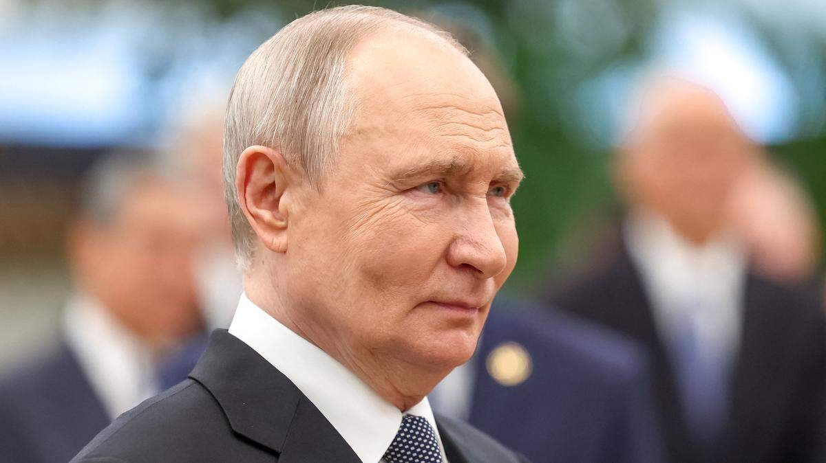 En esta fotografía distribuida por la agencia estatal rusa Sputnik, el presidente de Rusia, Vladimir Putin, recorre una exposición fotográfica sobre los lazos entre Rusia y China en Pekín el 20 de mayo de 2026.