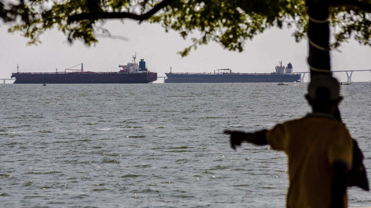 Un hombre observa dos buques petroleros anclados en el lago de Maracaibo, Venezuela, el pasado 17 de diciembre.