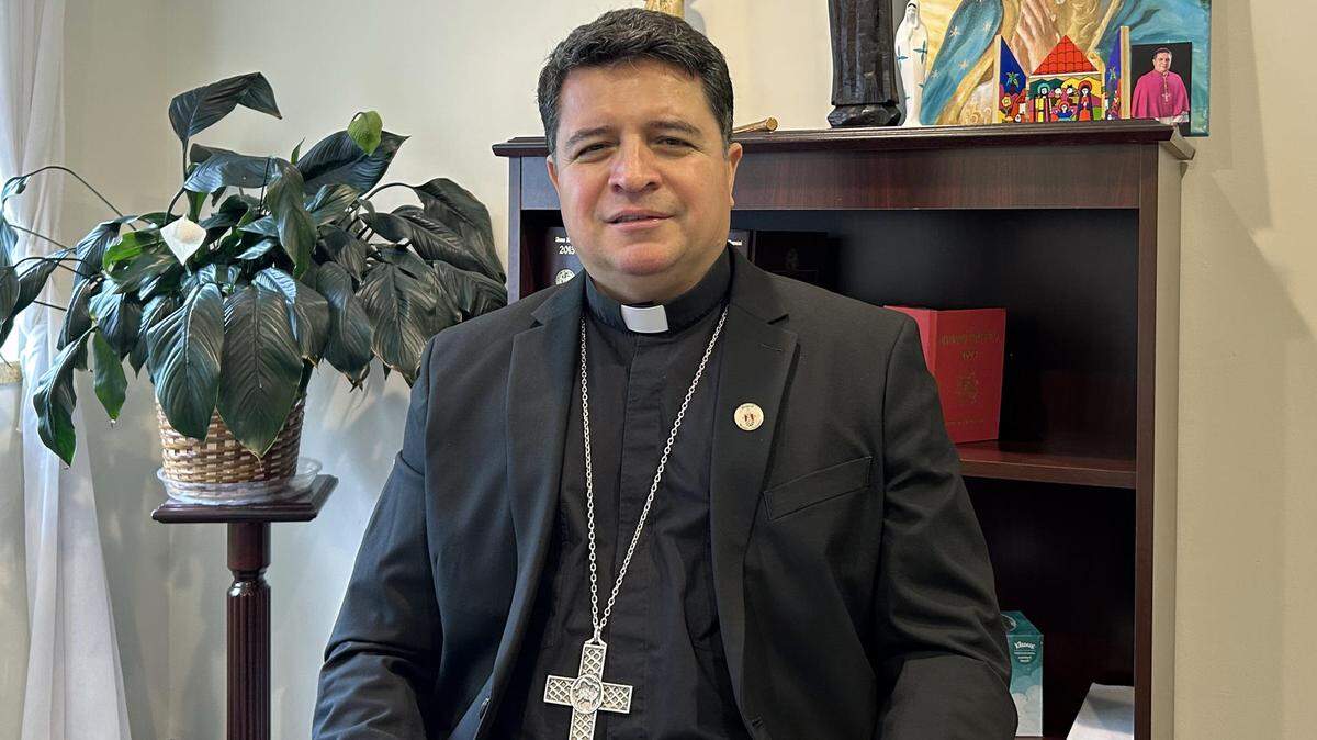 El recién nombrado obispo de la diócesis de Wheeling-Charleston, el salvadoreño Evelio Menjívar, posa durante una entrevista con EFE el jueves, en Washington, Estados Unidos.