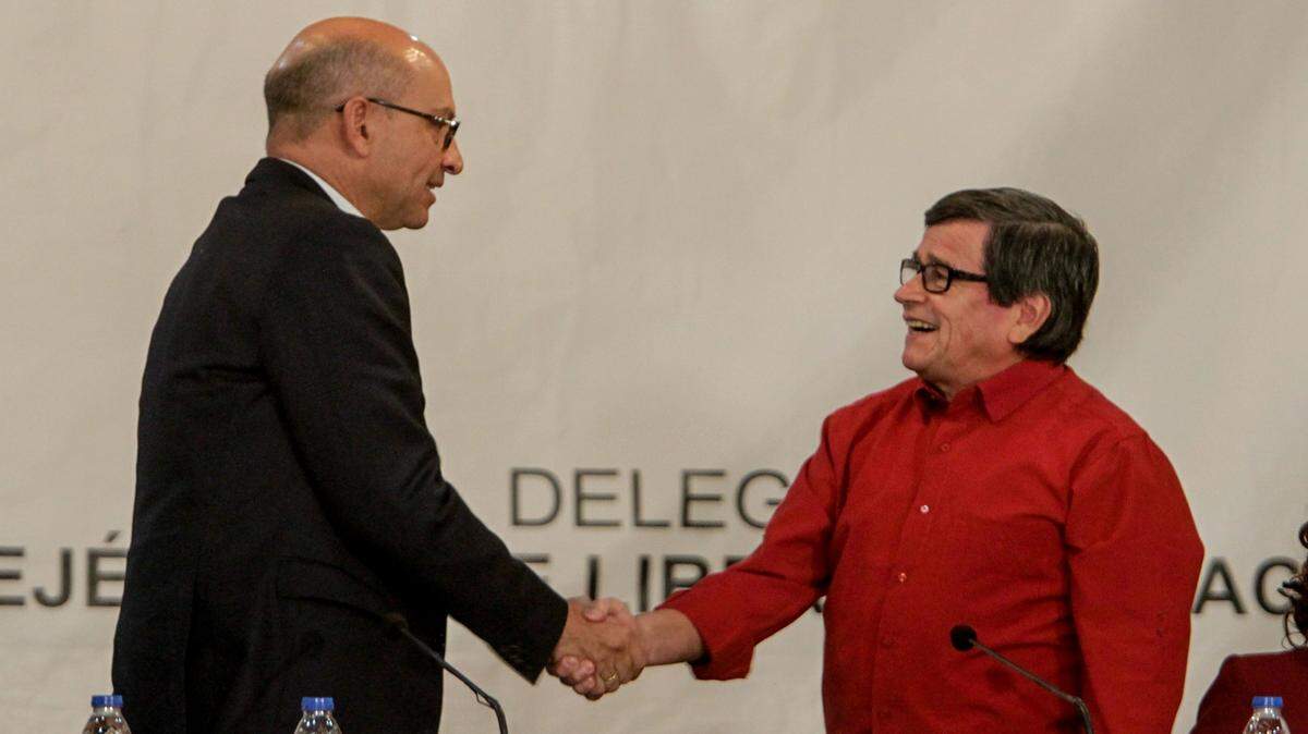  Los jefes negociadores del Gobierno colombiano Mauricio Rodríguez (i) y de la guerrilla del ELN, Pablo Beltrán (d), participan en una rueda de prensa el lunes 10 de octubre de 2016, en la sede de la Cancillería venezolana en Caracas (Venezuela).