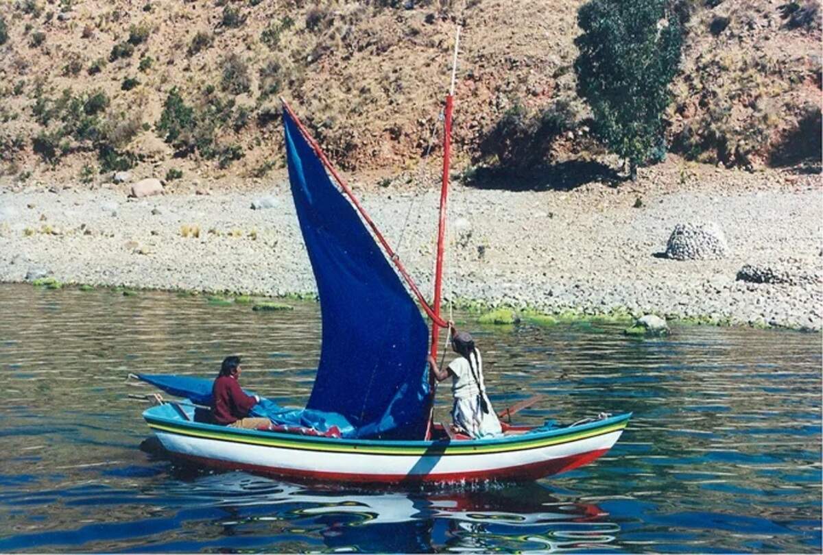 Embarcación de vela a orillas de la pequeña villa indígena de pescadores de Huatajata.