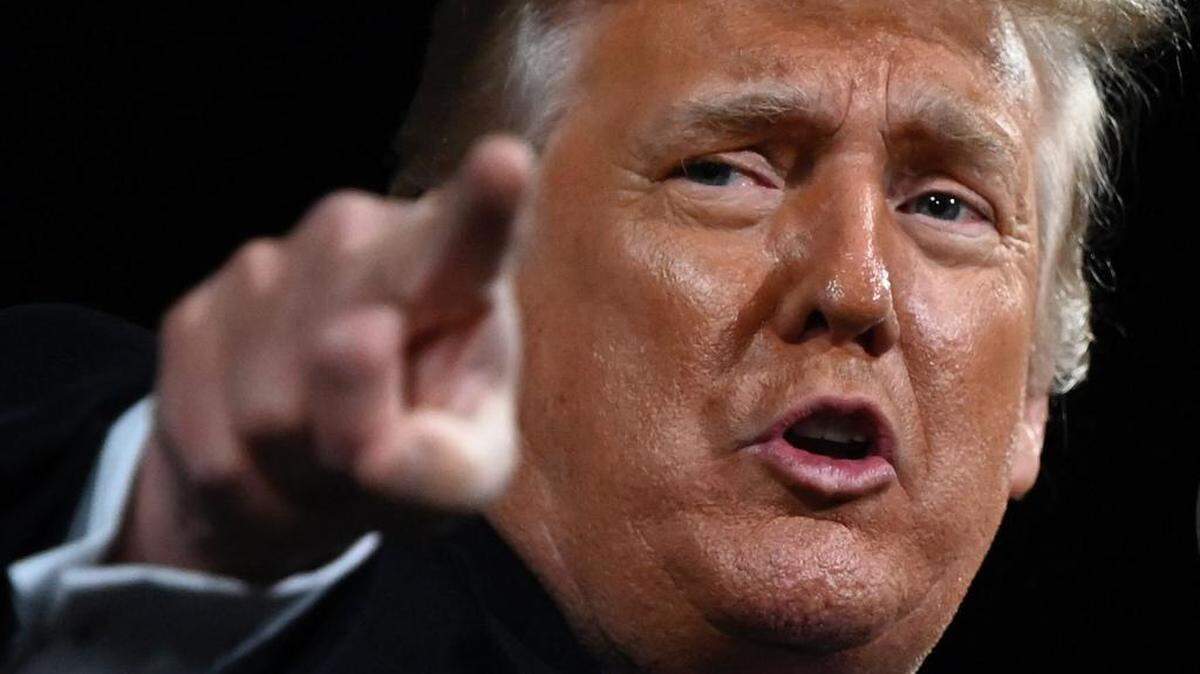  En esta foto de archivo, el ex presidente de los Estados Unidos, Donald Trump, señala al final de una manifestación para apoyar a los candidatos republicanos al Senado en el Aeropuerto Regional de Valdosta en Valdosta, Georgia, el 5 de diciembre de 2020. 