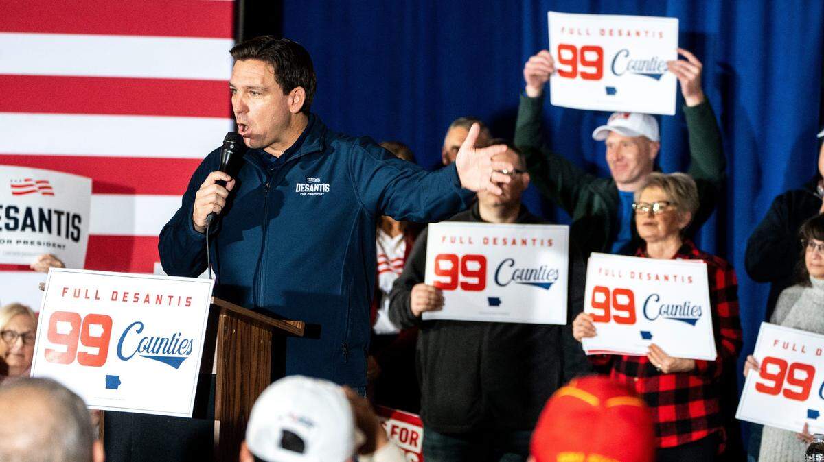 Ron DeSantis, gobernador de Florida y candidato presidencial republicanos, se dirige a sus seguidores después de completar su meta de visitar los 99 condados de Iowa, el sábado 2 de diciembre de 2023, en Newton, Iowa.