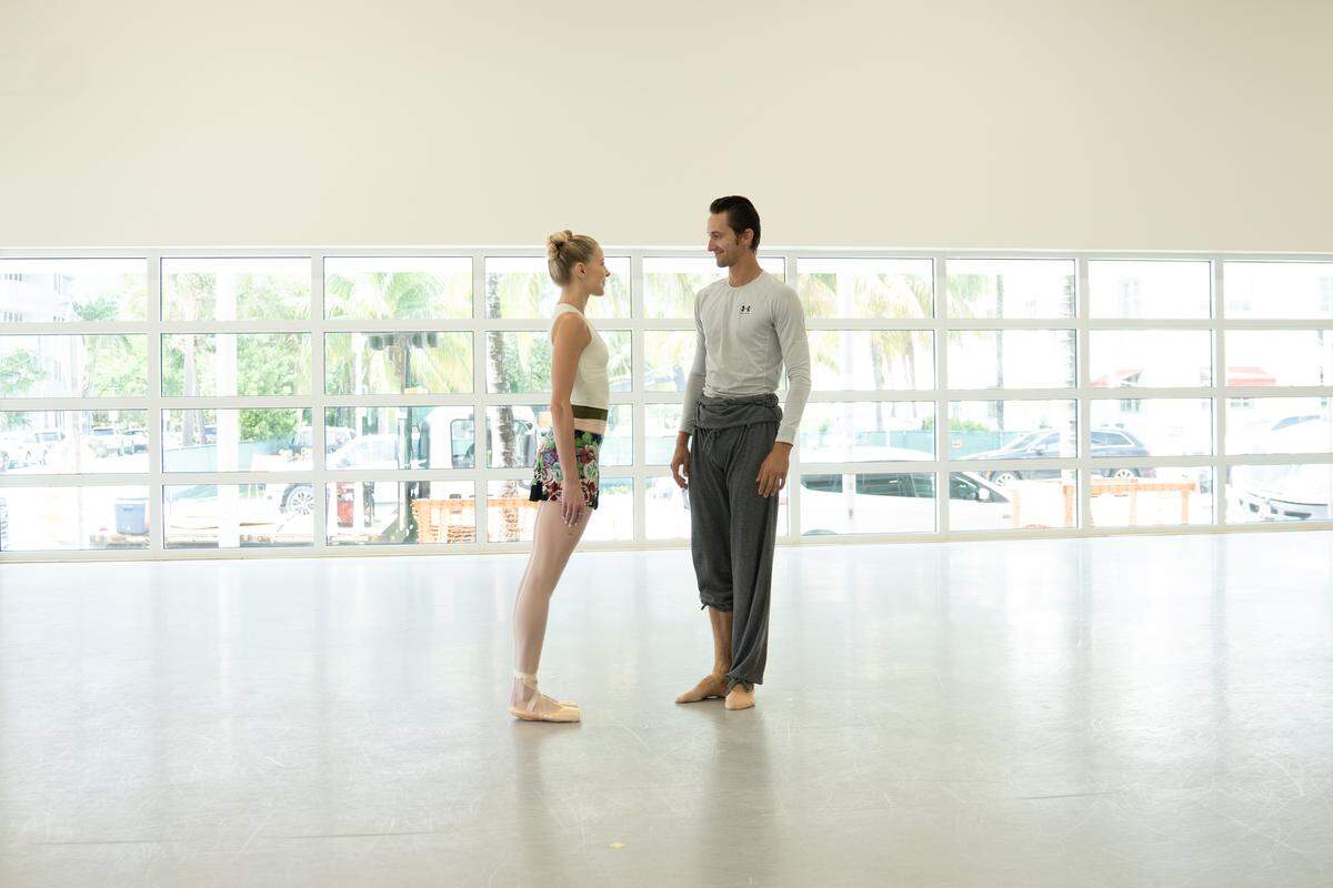 Dawn Atkins y Stanislav Olshanskyi ensayando “Heatscape”, coreografía de Justin Peck.&nbsp;