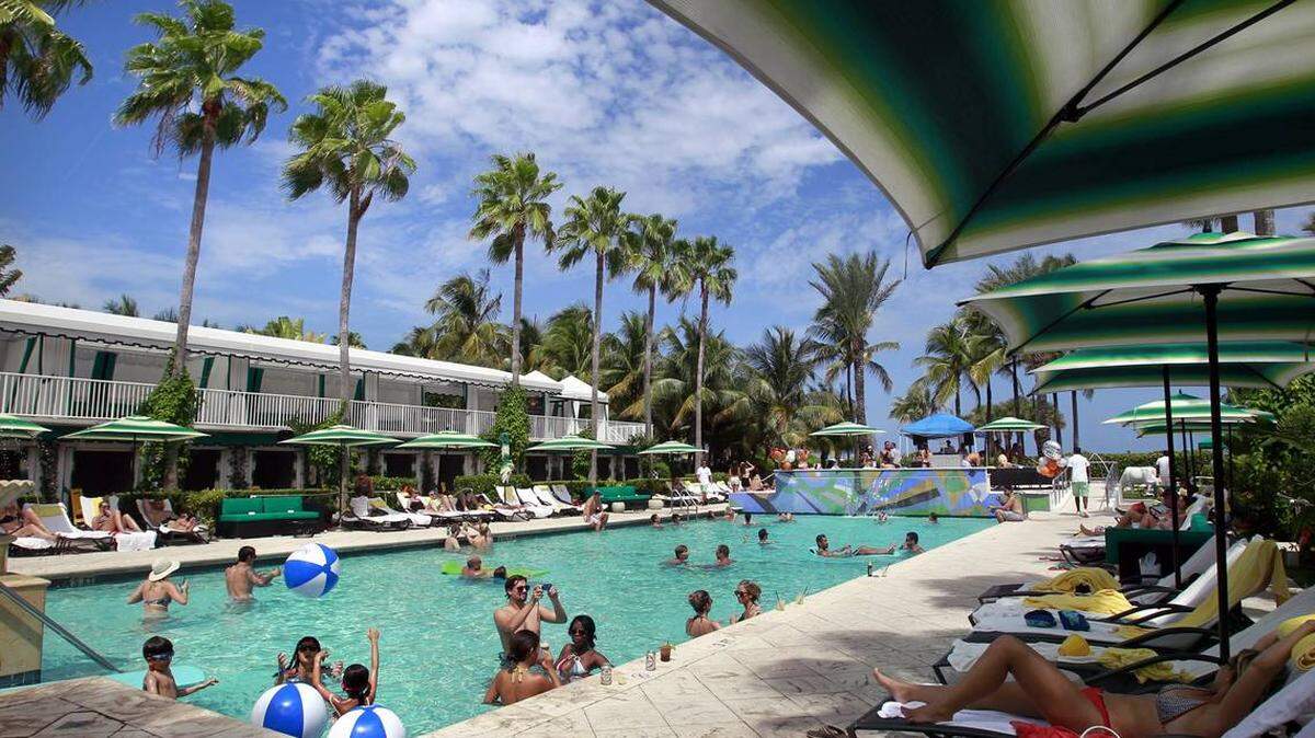 Su banco probablemente estará cerrado, pero la piscina seguramente estará abierta este Día del Trabajo.
