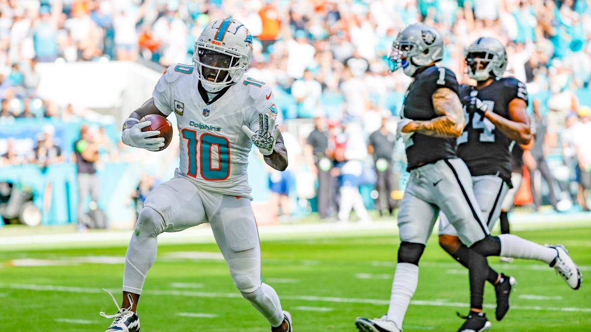 El estelar wide receiver de los Dolphins, Tyreek Hill, regresó a las prácticas este jueves por primera vez desde que se lesionó el tobillo en el partido contra los Titans de Tennessee en la Semana 14.