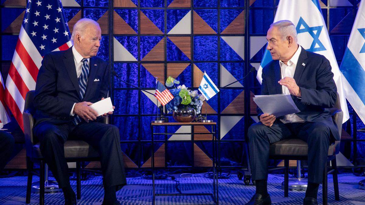 El presidente de Estados Unidos, Joe Biden, conversa con el primer ministro de Israel, Benjamin Netanyahu, el 18 de octubre de 2023, en Tel Aviv.