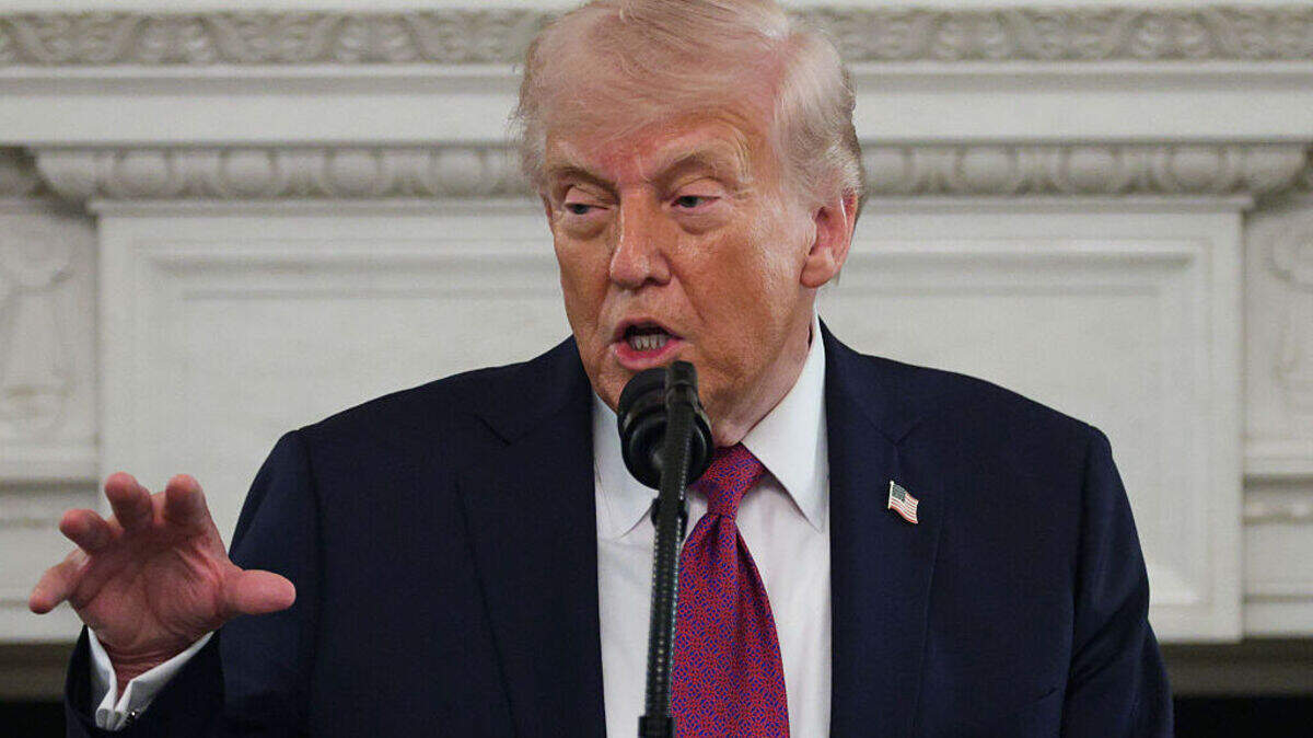 El presidente de Estados Unidos, Donald Trump, pronuncia unas palabras mientras recibe a atletas campeones de la NCAA durante un evento del Día de los Campeones Nacionales Universitarios de la NCAA en el Comedor de Estado de la Casa Blanca, el martes 21 de abril de 2026, en Washington, DC.