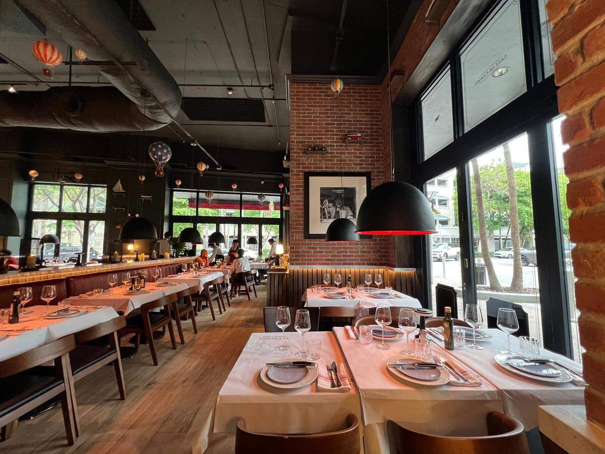 El interior del restaurante argentino La Cabrera en Midtown Miami.