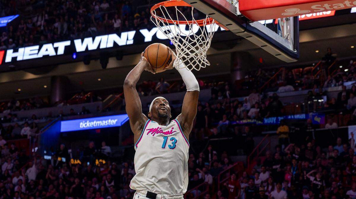 El pívot del Heat, Bam Adebayo (13), clava la pelota durante la segunda mitad del partido de la NBA contra los Timberwolves de Minnesota, celebrado el viernes 7 de marzo de 2025 en Miami, Florida.