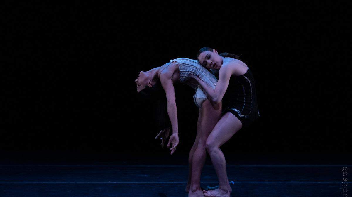 Elisa Carrillo y Yolanda Correa en “Dueto Inofensivo” de Mauro Bigonzetti durante la Gala inaugural de Danzatlán 2021.