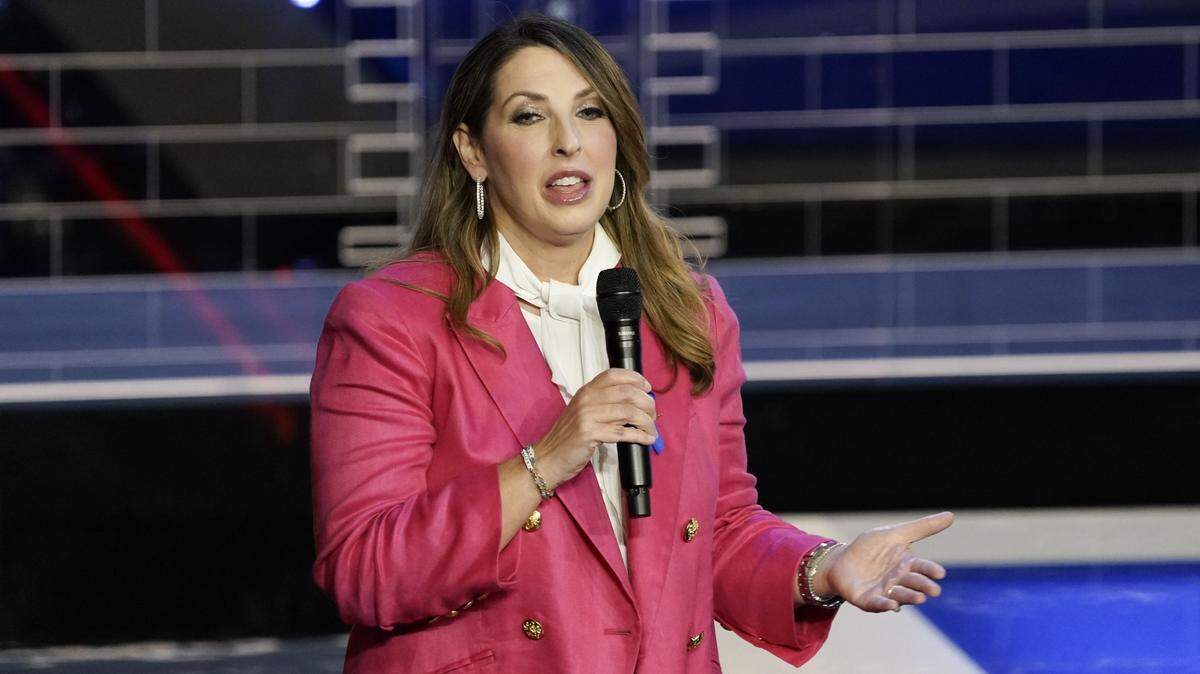 Ronna McDaniel, presidente del Comité Nacional Republicano, da la bienvenida a un debate entre candidatos a la nominación presidencial del partido, el 8 de noviembre de 2023 en Miami.