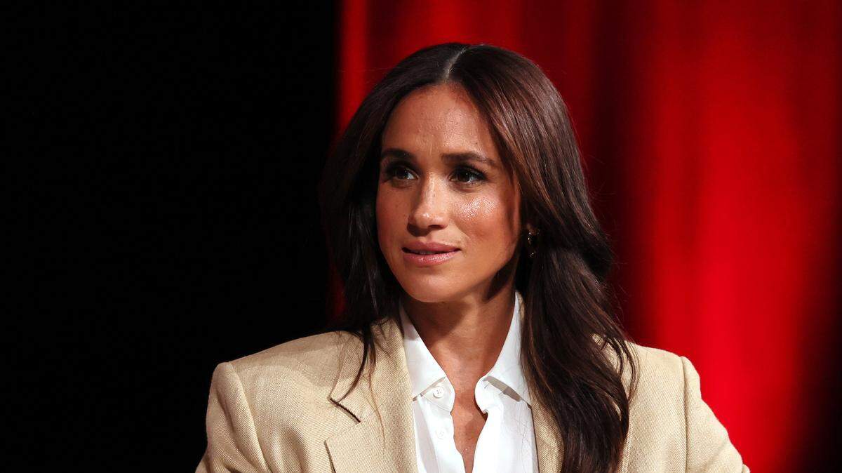 Meghan, duquesa de Sussex, habla en el escenario durante la Cumbre TIME100 2025 en Jazz at Lincoln Center el 23 de abril de 2025, en la ciudad de Nueva York.