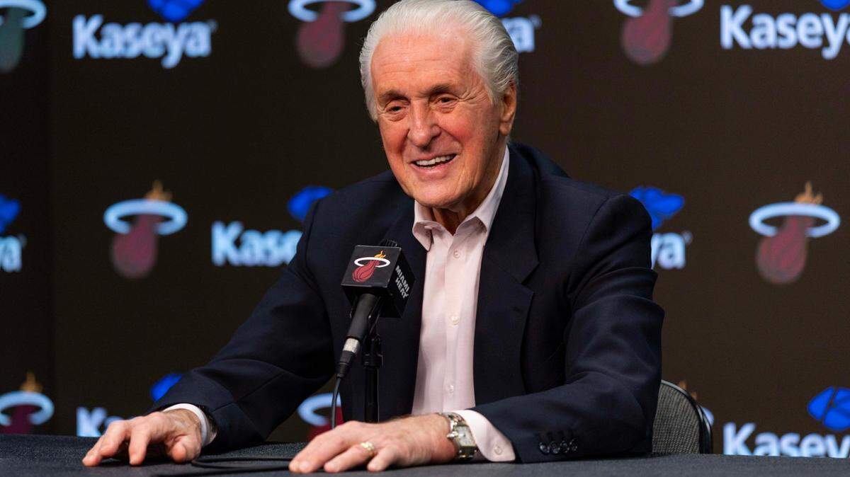El presidente del Heat, Pat Riley, sonríe durante sus interacciones con periodistas deportivos durante su conferencia de prensa de final de temporada en el Kaseya Center en Miami el 9 de mayo de 2025.