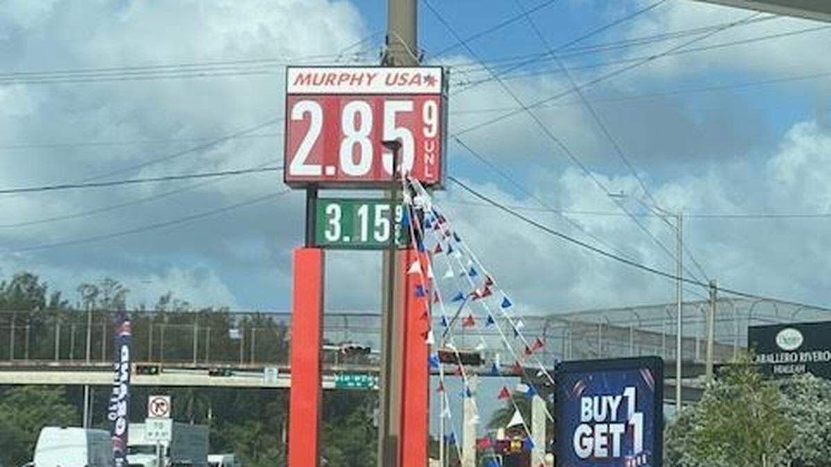 EL PRECIO de la gasolina en Miami-Dade está bajando. En esta gasolinera en Doral, un galón de gasolina vale menos de $3.