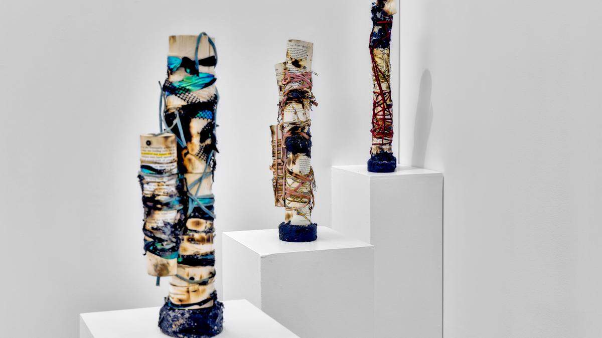 ‘Hombres de maíz’, 2024, de Marco Caridad.. Madera, petróleo, libros quemados donados por el Museo Stonewall, arena de mar, hilo y cordón reciclado. Dimensiones variables.