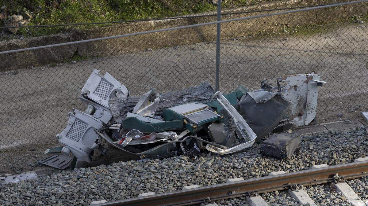 ADAMUZ, SPAIN - JANUARY 19: Remains from a crashed train lay on the side of the train tracks on January 19, 2026 after yesterday's train collision in Adamuz, Spain. Authorities say at least 39 were killed and more than 150 were injured when a train collided with a derailed train on the evening of Sunday, Jan. 18. (Photo by Pablo Blazquez Dominguez/Getty Images)