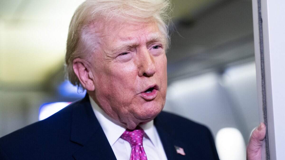 El presidente de Estados Unidos, Donald Trump, habla con miembros de los medios a bordo del Air Force One el 29 de marzo de 2026, mientras se dirigía a la Base Conjunta Andrews, Maryland, desde West Palm Beach, Florida.