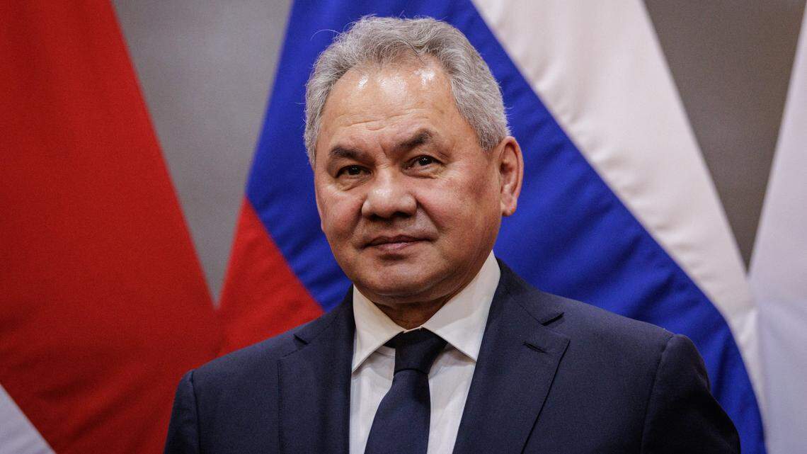 El secretario del Consejo de Seguridad de Rusia, Sergei Shoigu, quien se desempeñó como ministro de Defensa de Rusia entre 2012 y 2024, posa después de su reunión bilateral con el ministro de Defensa de Indonesia, Sjafrie Sjamsoeddin, en el Ministerio de Defensa en Yakarta el 25 de febrero de 2025.