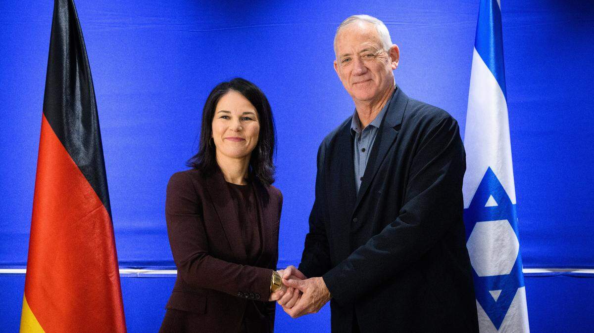 La ministra de relaciones exteriores de Alemania, Annalena Baerbock, y el ministro Benny Gantz, miembro del gabinete de guerra israelí, se reúnen el 15 de febrero de 2024, en Tel Avid, Israel.