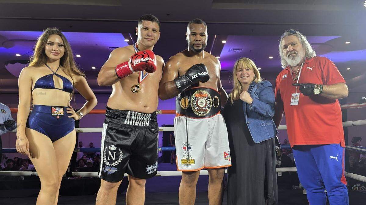 Carlos Frómeta (centro) conquistó una faja Fedecaribe de la AMB al vencer por la vía del nocaut técnico al argentino Guillermo Andino (izq.), el sábado en Miami.  En la foto junto a la promotora Laura Chin y el entrenador Osmiri Fernández.
