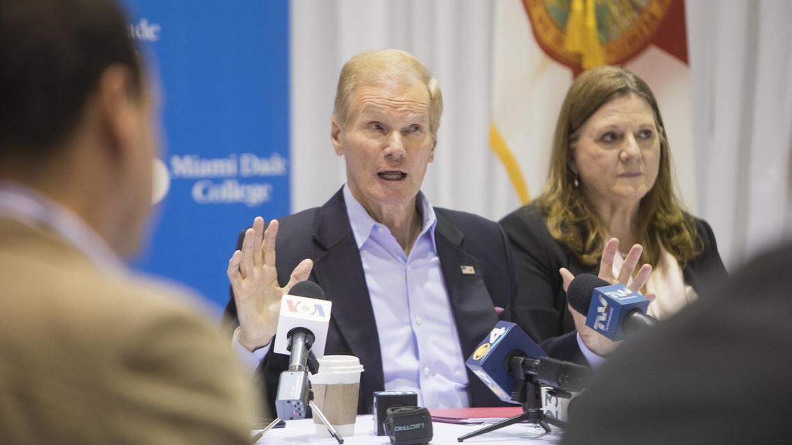 El senador Bill Nelson durante una reunión con un grupo de venezolanos en Miami hablando sobre la situación de Venezuela el 4 de julio de 2017 en el Miami Dade College.