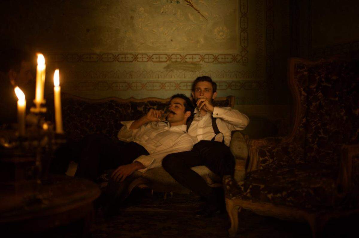 ‘El baile de los 41’ (2020), drama histórico mexicano dirigido por David Pablos con Alfonso Herrera y Mabel Cadena. , por Netflix.