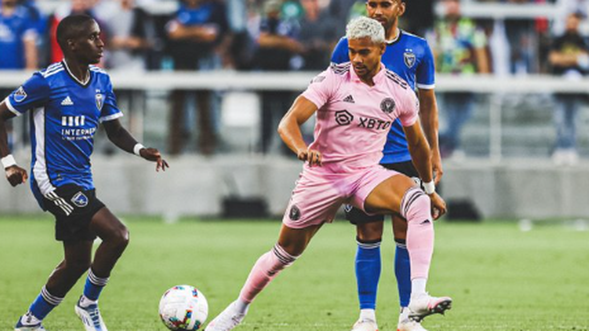 Ariel Lassiter, del Inter Miami, marca al volante del equipo de San Jose Jamiro Monteiro, este martes 3 de agosto de 2022 en el Palpay Park en California.