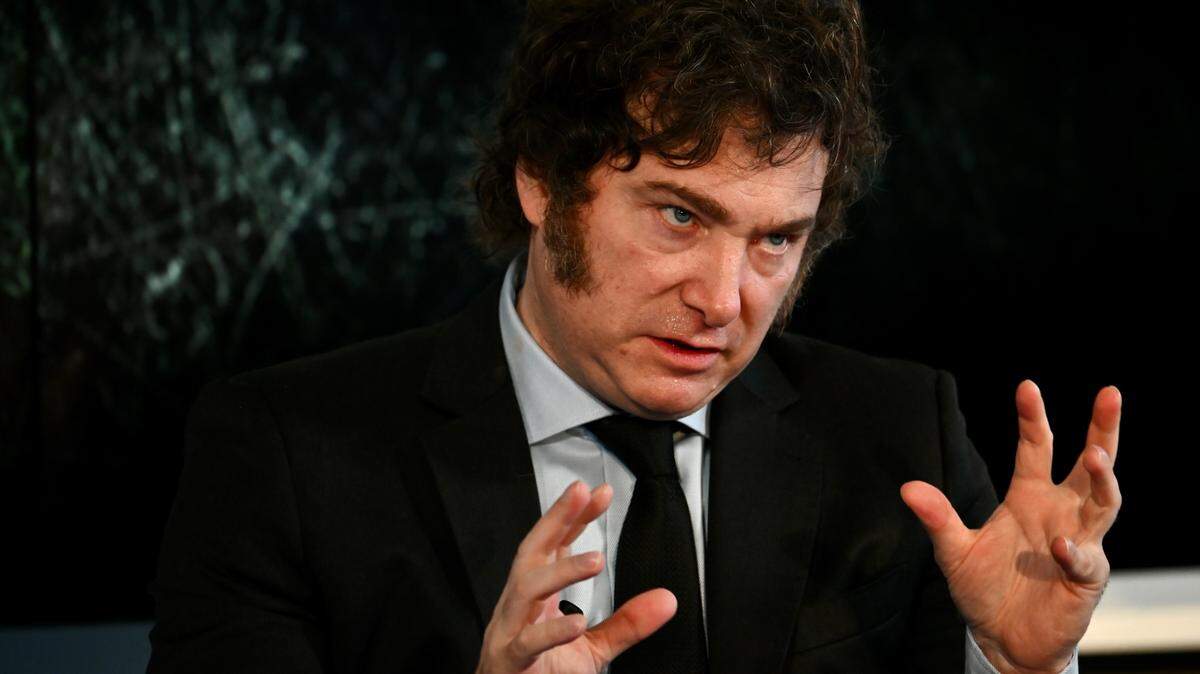 El presidente argentino Javier Milei presenta su libro “El camino del libertario” en el auditorio del periódico “La Razón” de Madrid el 17 de mayo de 2024.