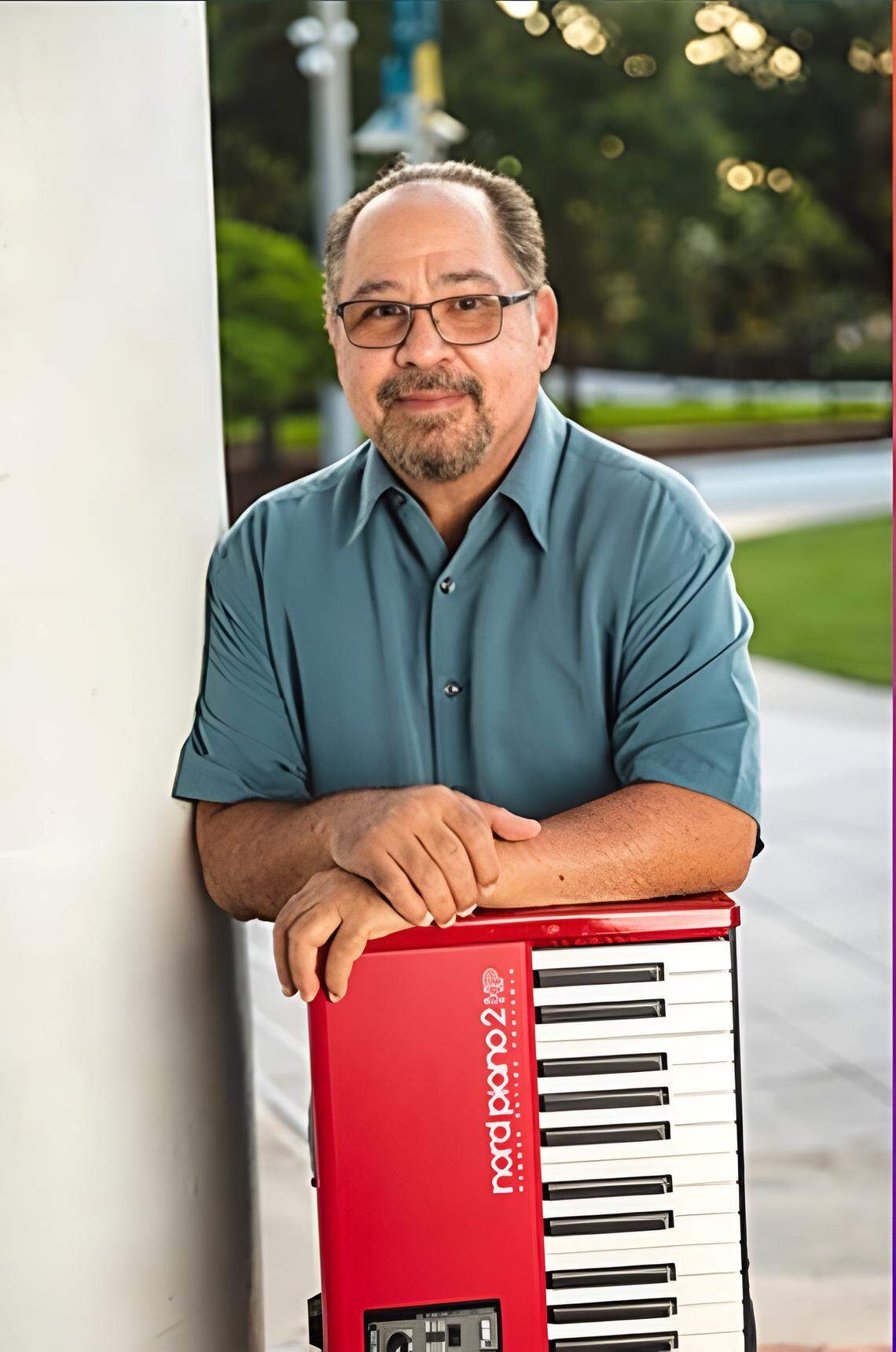 Félix Gómez al piano.