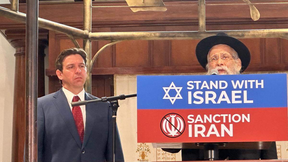 El gobernador de Florida, Ron DeSantis, espera en el Shul de Bal Harbour el 10 de octubre de 2023 mientras el rabino Sholom D. Lipskar habla sobre el ataque terrorista contra Israel tres días antes por parte de combatientes de Hamas.