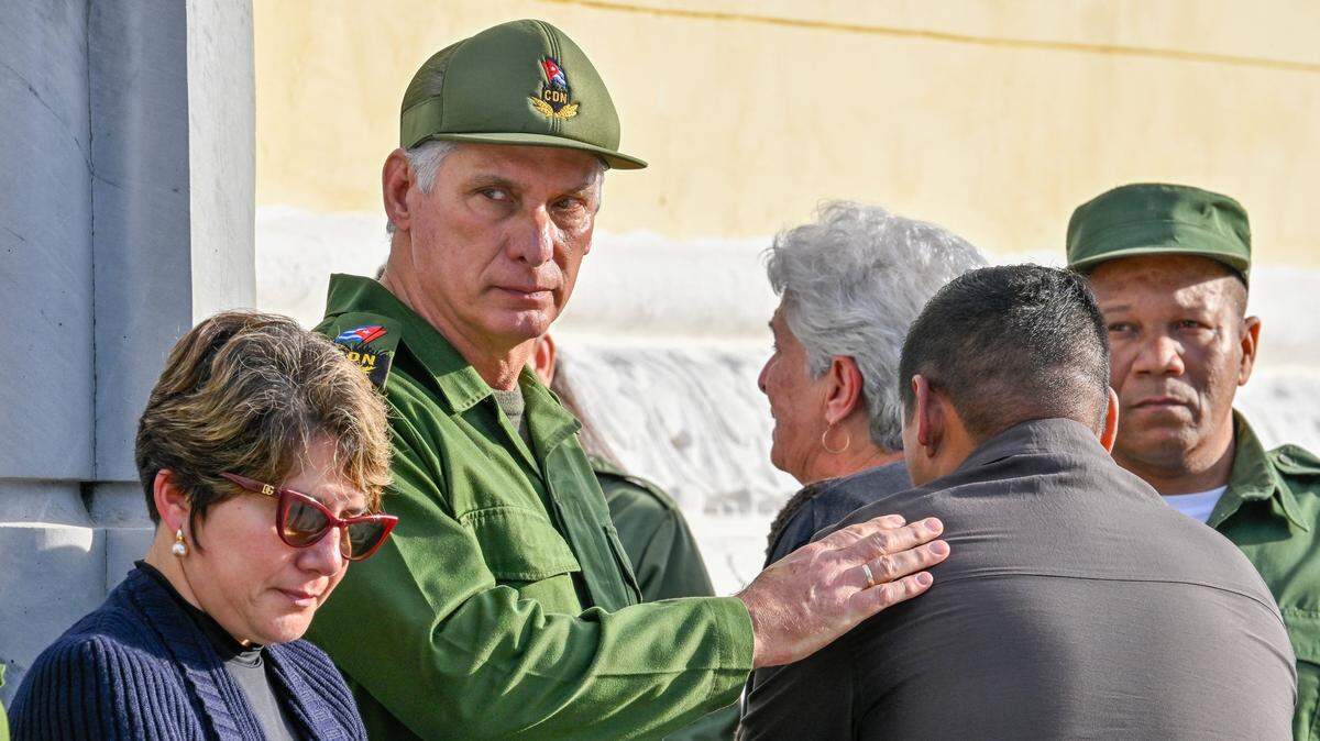 El gobernante de Cuba, Miguel Díaz-Canel, consuela a los familiares de algunos de los 32 soldados cubanos muertos durante la incursión de Estados Unidos en Venezuela, durante su funeral en el cementerio de Colón en La Habana, el 16 de enero de 2026.
