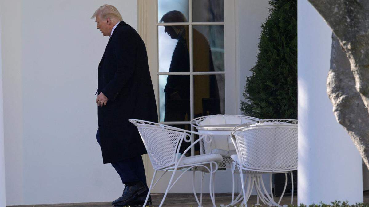 A través de órdenes ejecutivas el presidente Donald Trump intenta enfrentarse al Poder Judicial con la intención de expandir sus poderes presidenciales. En la foto, Trump sale de la Casa Blanca, Washington, D.C., el viernes 14 de febrero de 2025.