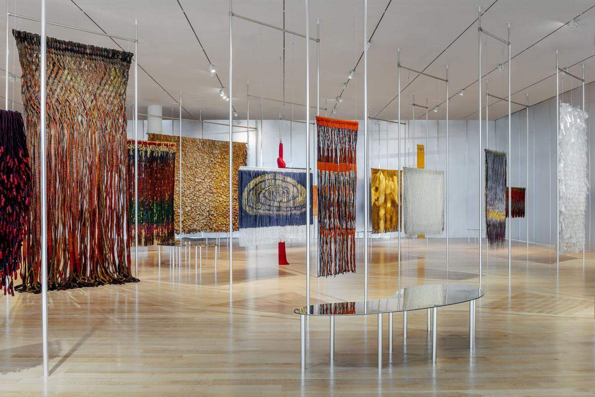 Imágenes de instalación de la exhibición Olga de Amaral en el Institute of Contemporary Art, Miami, ICA, presentado conjuntamente con la Fondation Cartier pour l’art contemporain, May 1-October 12, 2025.