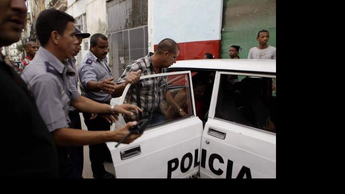 La Comision Cubana de Derechos Humanos y Reconciliación Nacional ha informado desde La Habana la detención de cientos de activistas disidentes cada mes desde abril cuando comenzó una gran ofensiva. 