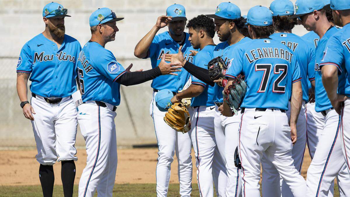 El mánager Clayton McCullough entra en su segunda temporada al frente de los Marlins.