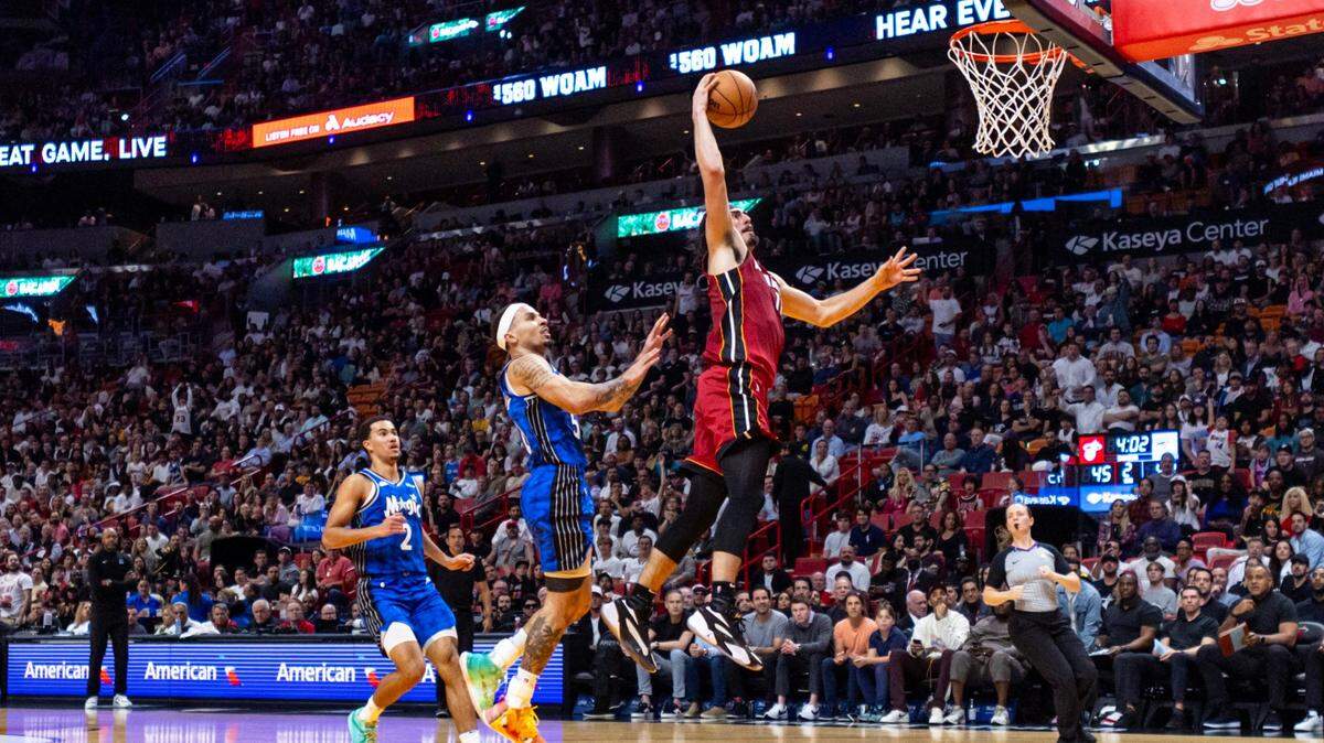 El jugador del Heat Jaime Jáquez Jr. clava la pelota ante la marca de Cole Anthony, del Magic de Orlando, en el partido celebrado el 12 de enero de 2024 en Miami.