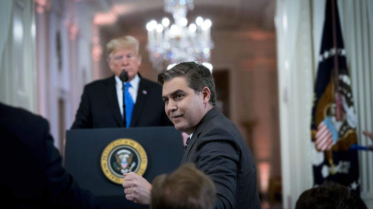 El periodista de CNN Jim Acosta durante el polémico encuentro con el presidente Donald Trump el 7 de noviembre del 2018 en la Casa Blanca.