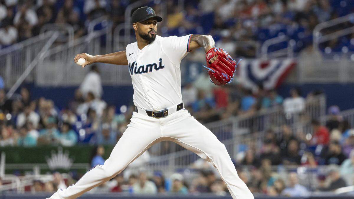 El abridor de los Marlins Sandy Alcántara lanza en el primer inning del partido ante los Rockies de Colorado, celebrado el 27 de marzo de 2026 en Miami. 