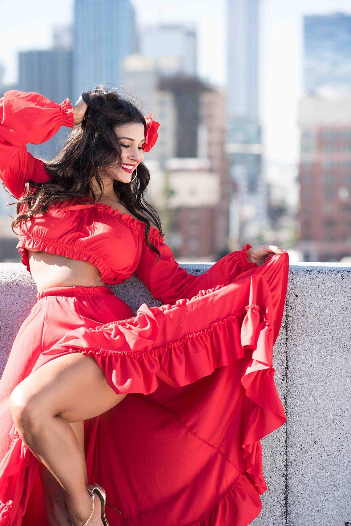 Desde su base de operaciones de LA lidera un empresa de promoción artística, comercializa productos hidratantes para la piel y prendas de vestir de su marca, V by Veronica.